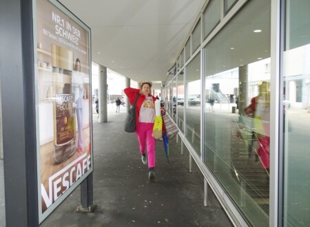 Die Frau rennt frontal auf die Kamera zu