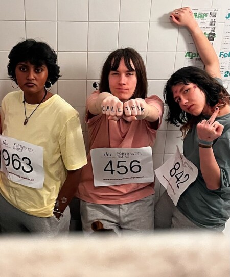 Drei junge Spielclubdarsteller:innen strecken ihre zu Fäusten geballten Hände in die Kamera